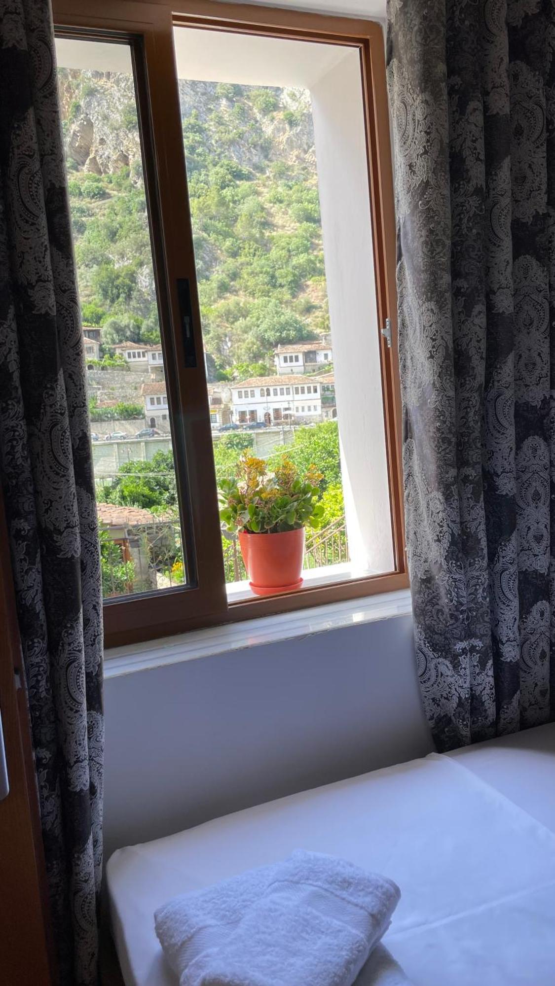 Meroli Guesthouse - Unesco Quarter Berat Esterno foto