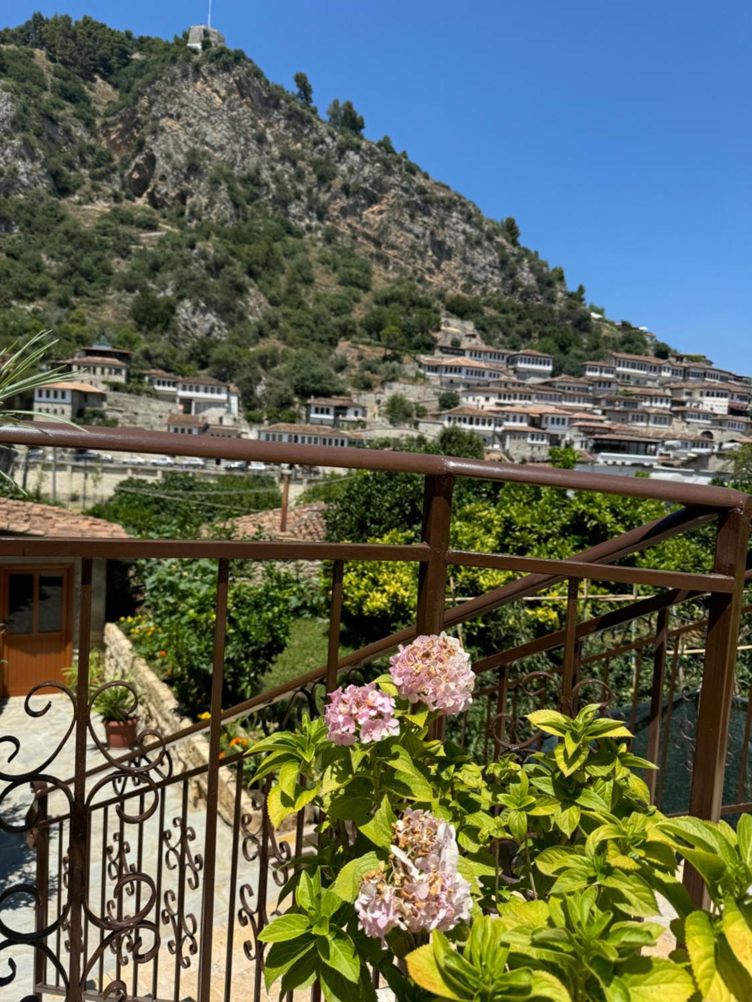 Meroli Guesthouse - Unesco Quarter Berat Esterno foto