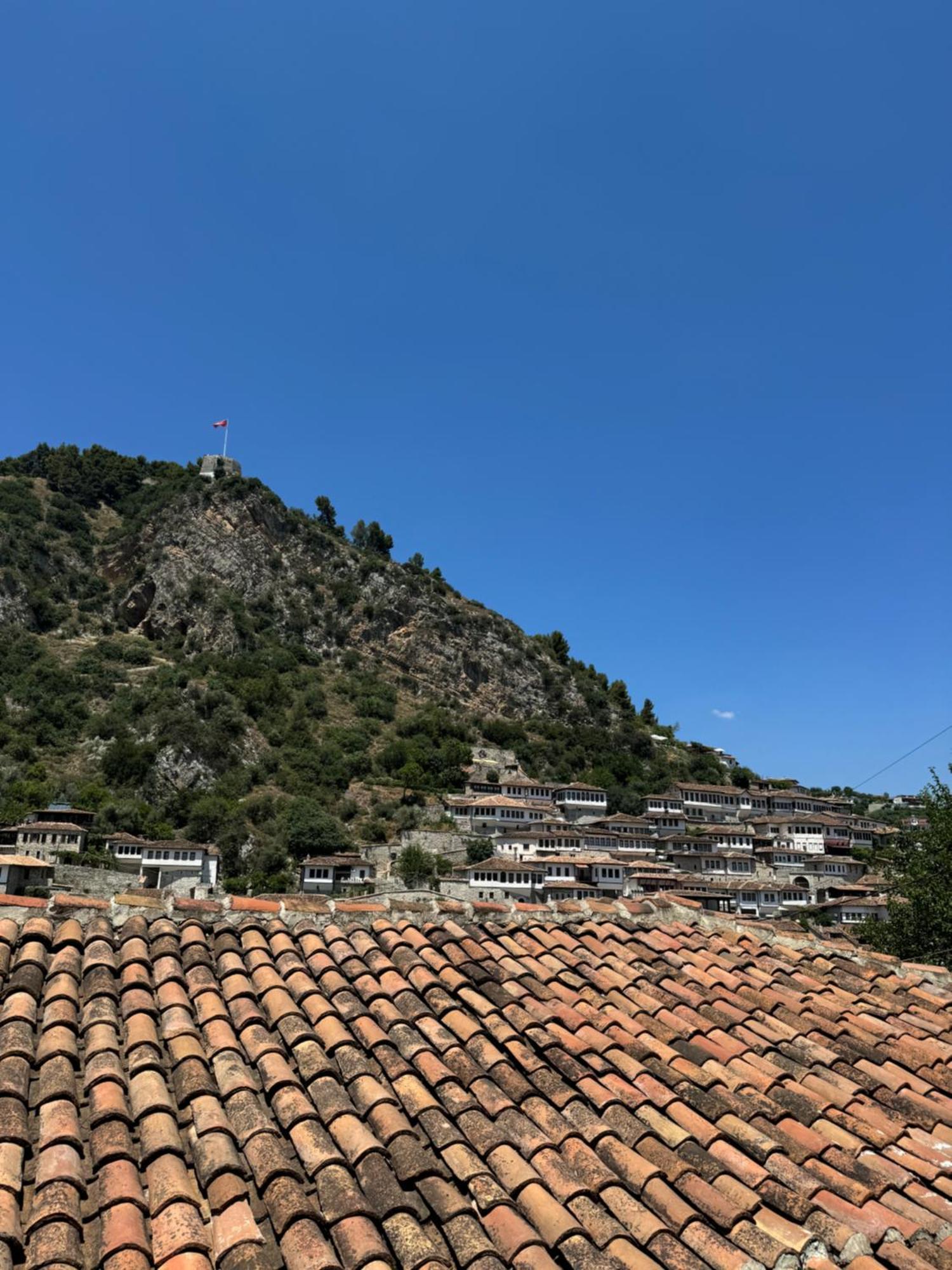 Meroli Guesthouse - Unesco Quarter Berat Esterno foto