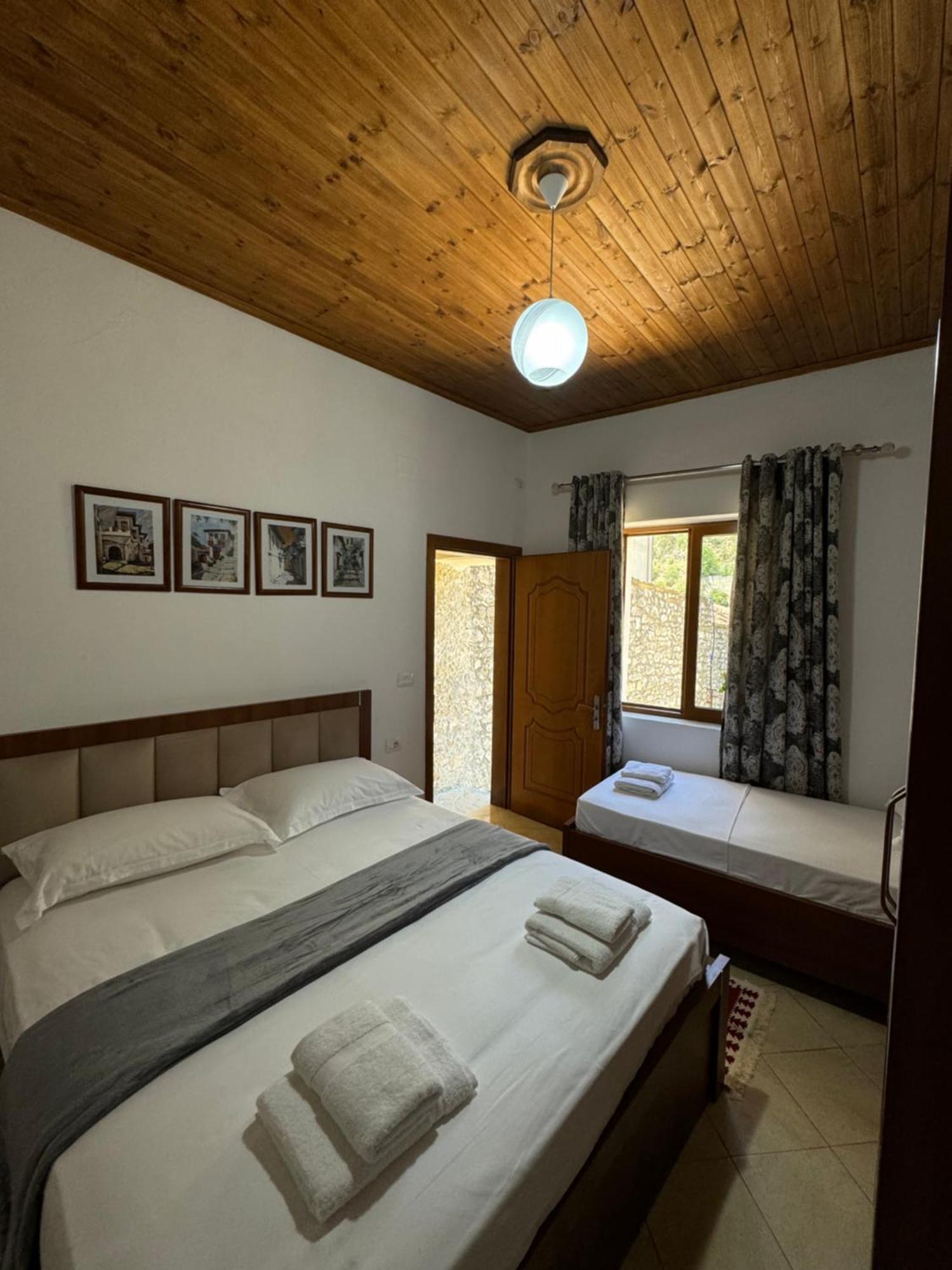 Meroli Guesthouse - Unesco Quarter Berat Esterno foto