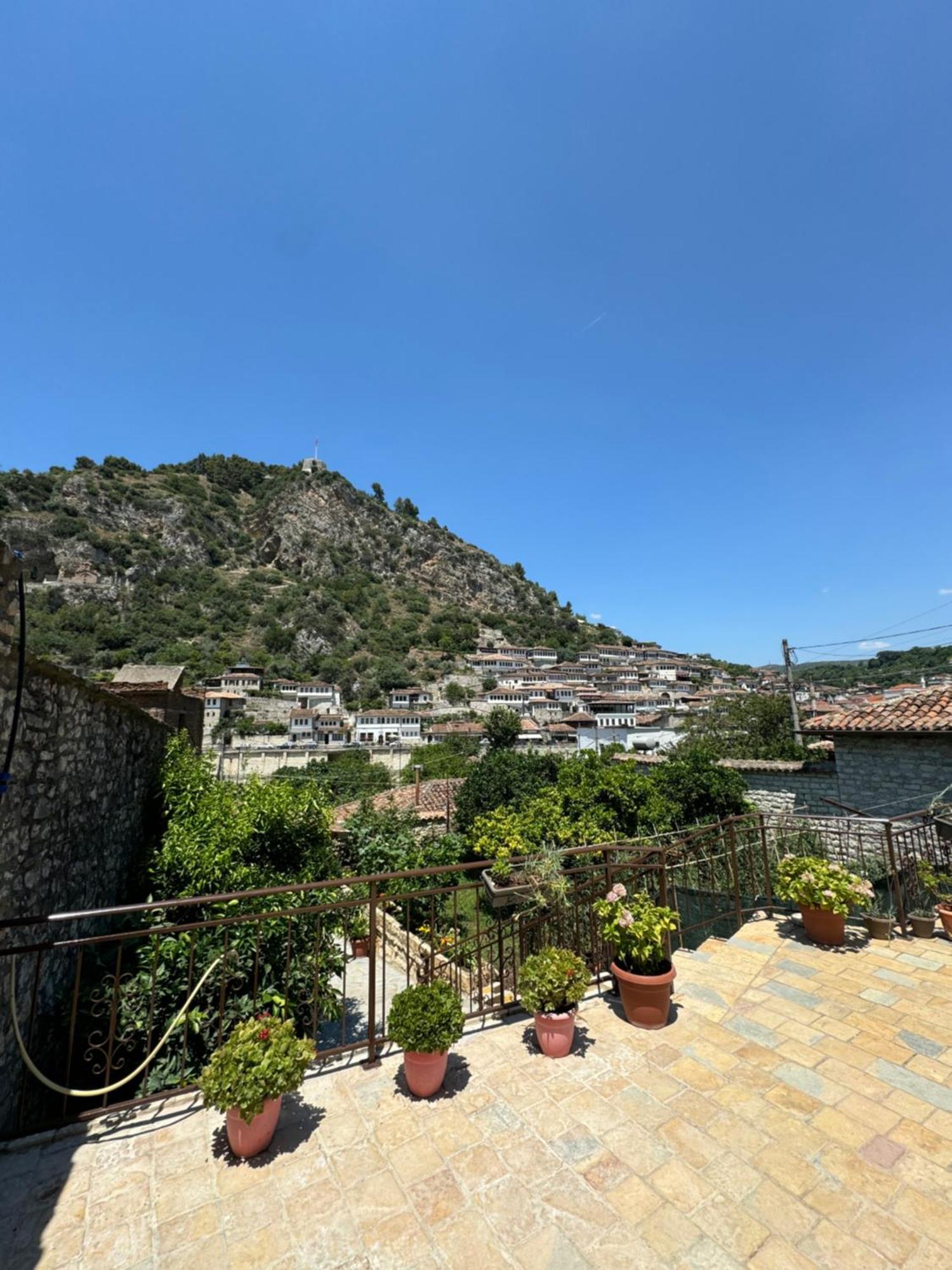 Meroli Guesthouse - Unesco Quarter Berat Esterno foto