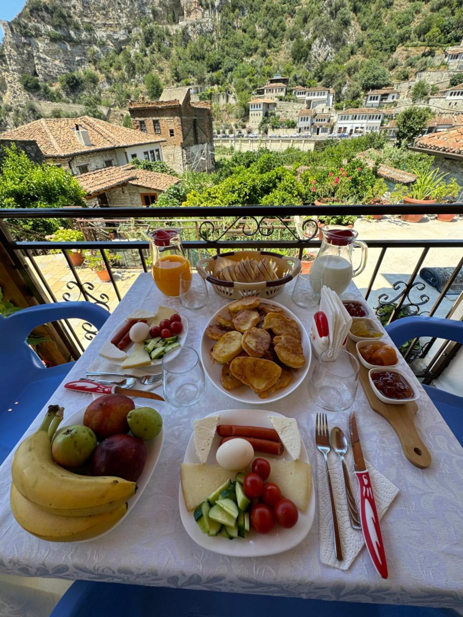 Meroli Guesthouse - Unesco Quarter Berat Esterno foto