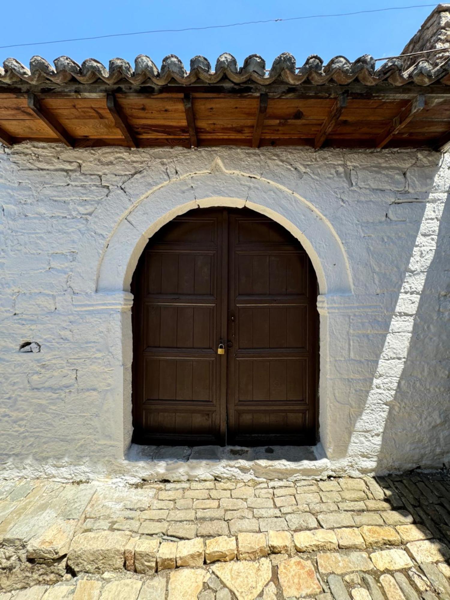 Meroli Guesthouse - Unesco Quarter Berat Esterno foto