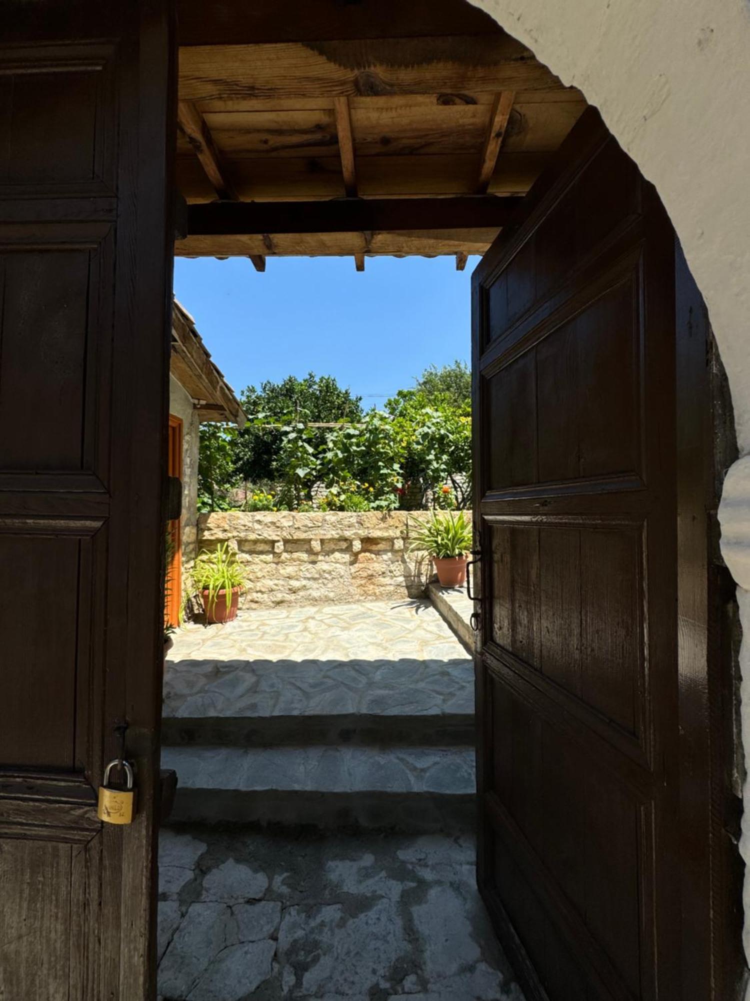 Meroli Guesthouse - Unesco Quarter Berat Esterno foto