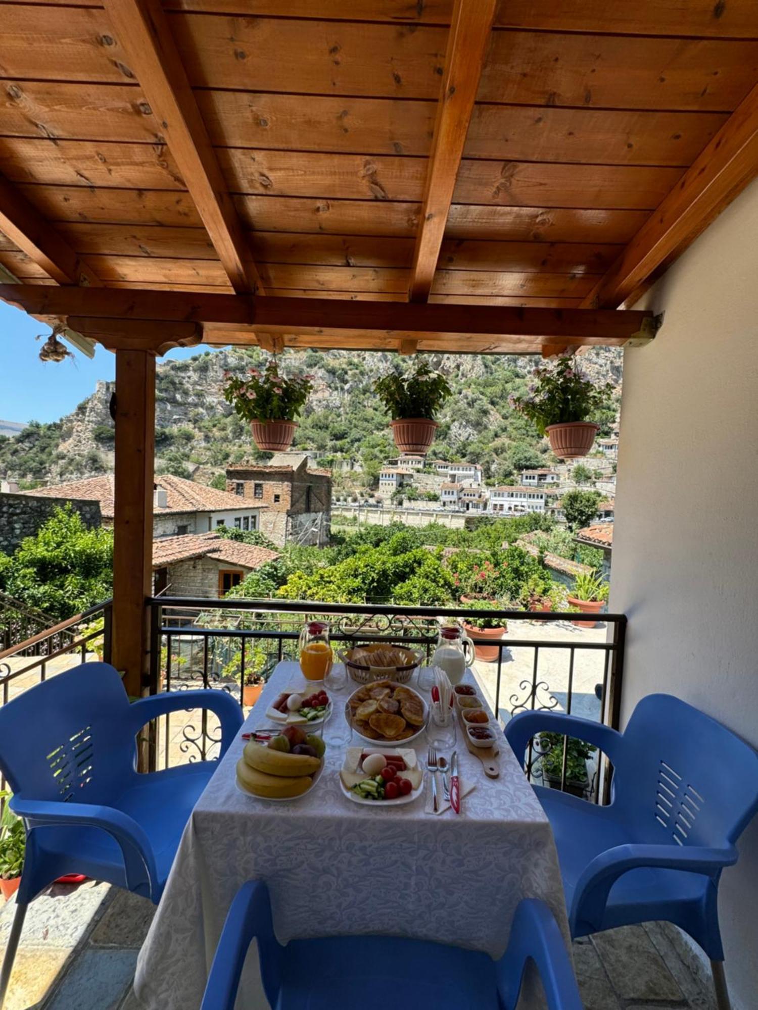 Meroli Guesthouse - Unesco Quarter Berat Esterno foto