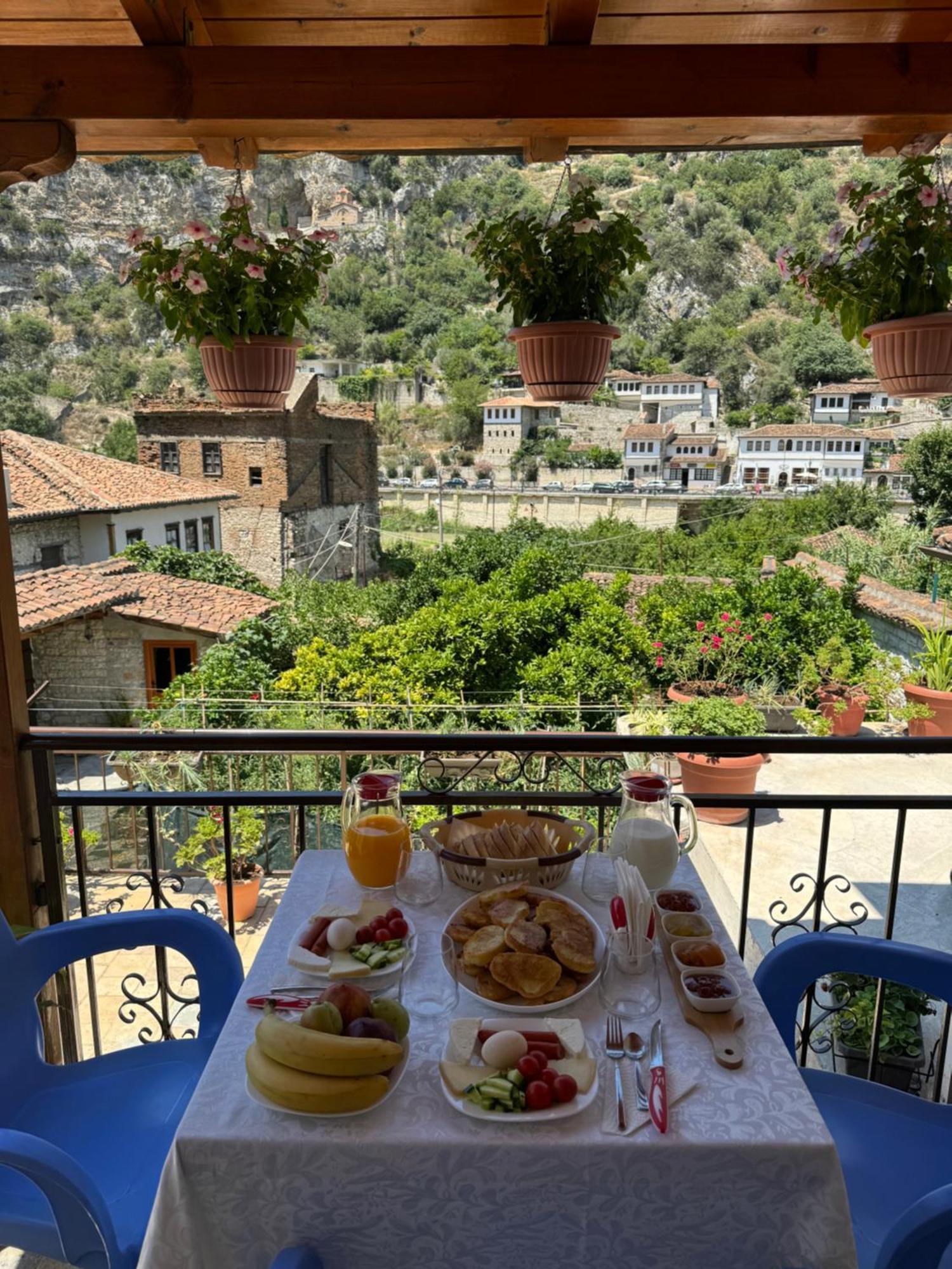 Meroli Guesthouse - Unesco Quarter Berat Esterno foto