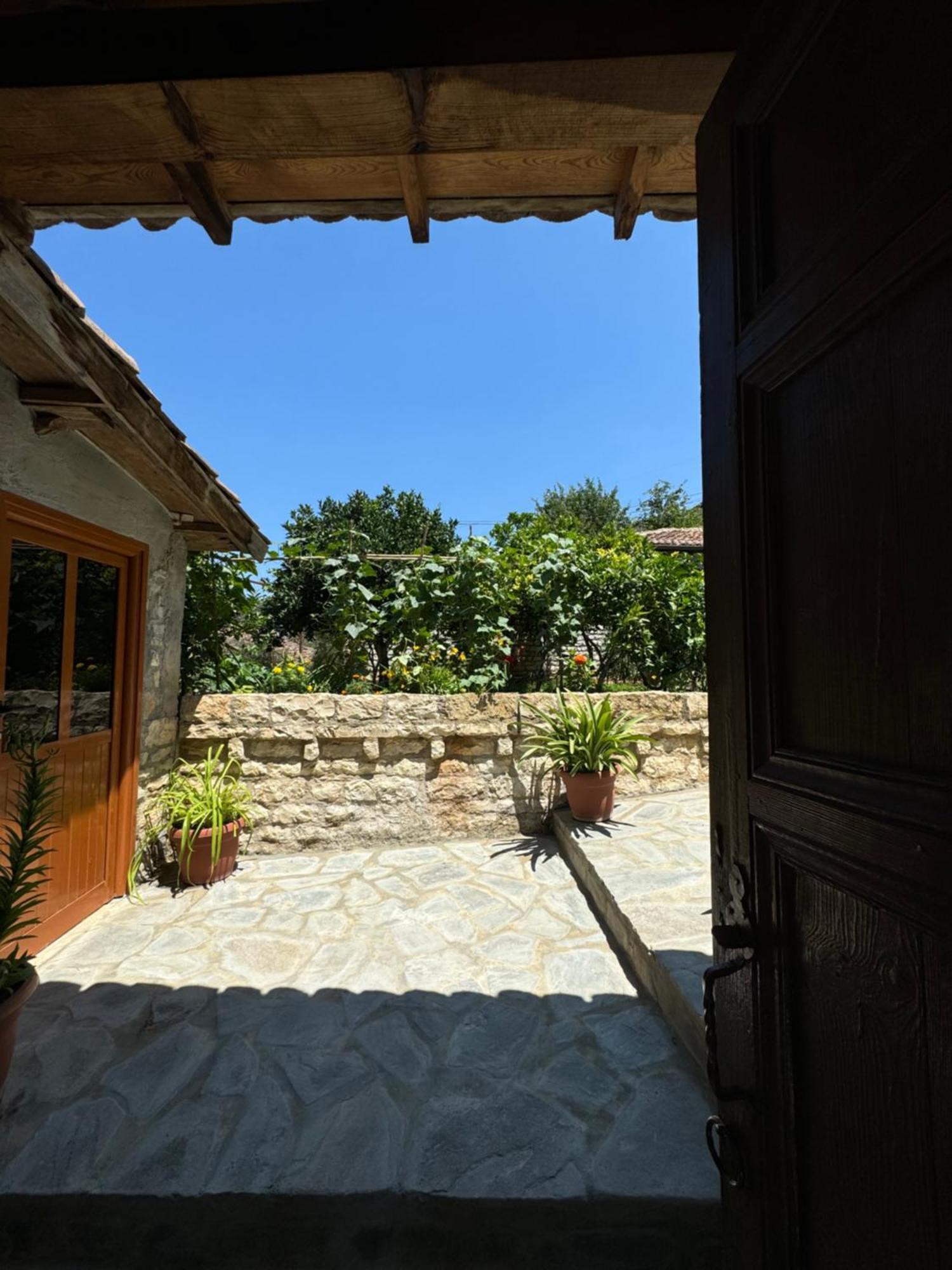 Meroli Guesthouse - Unesco Quarter Berat Esterno foto
