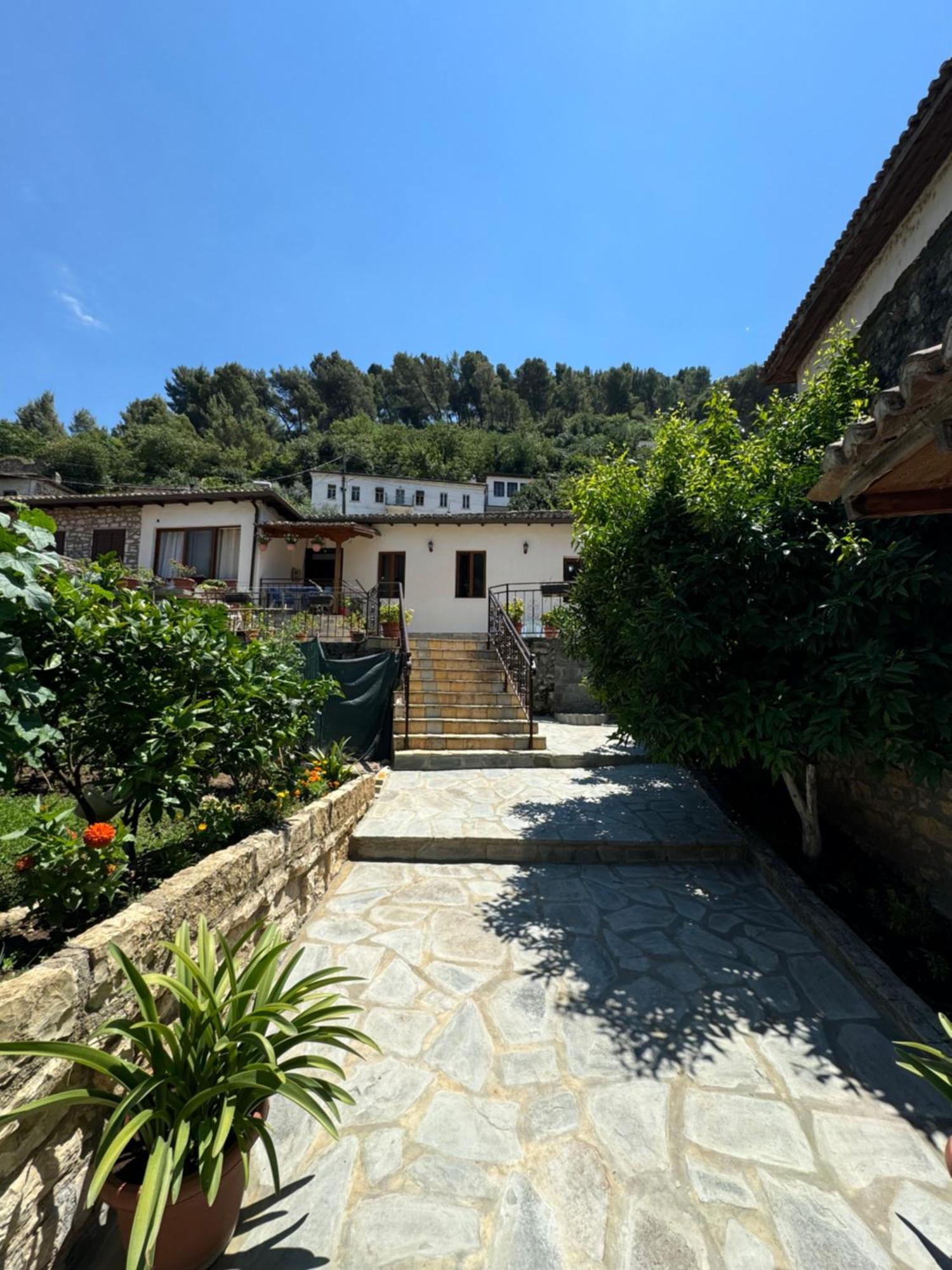 Meroli Guesthouse - Unesco Quarter Berat Esterno foto