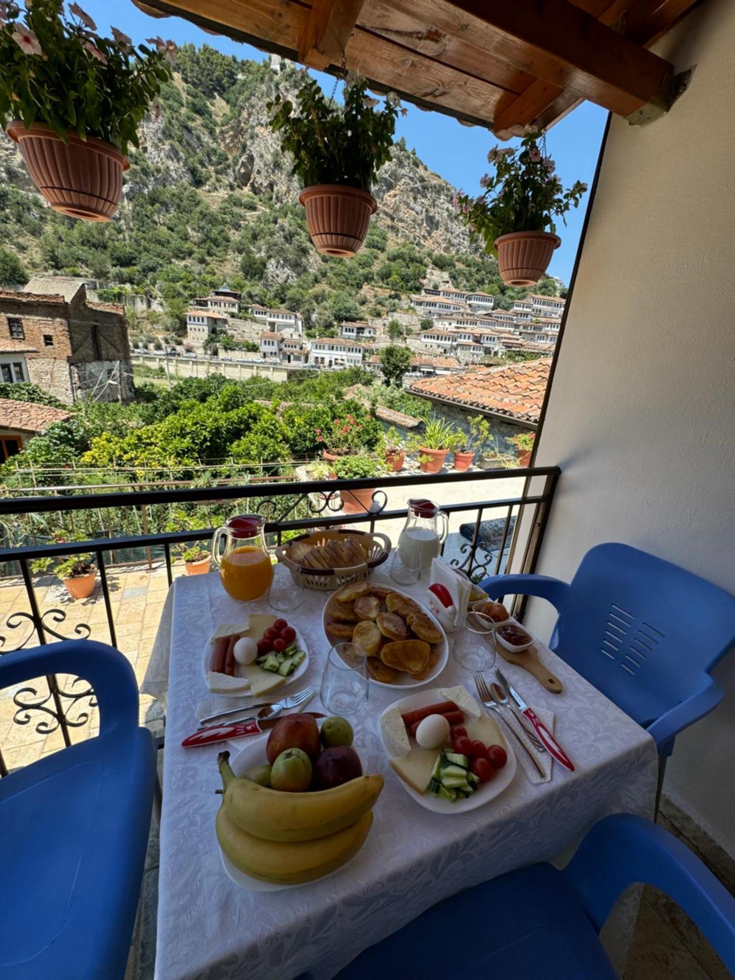 Meroli Guesthouse - Unesco Quarter Berat Esterno foto