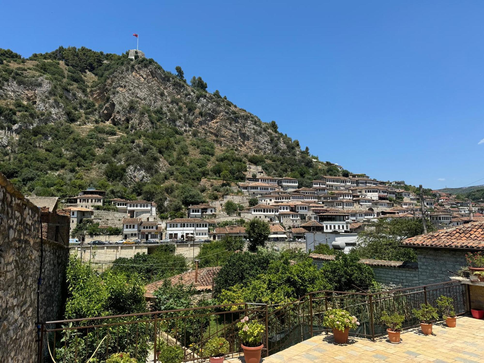 Meroli Guesthouse - Unesco Quarter Berat Esterno foto
