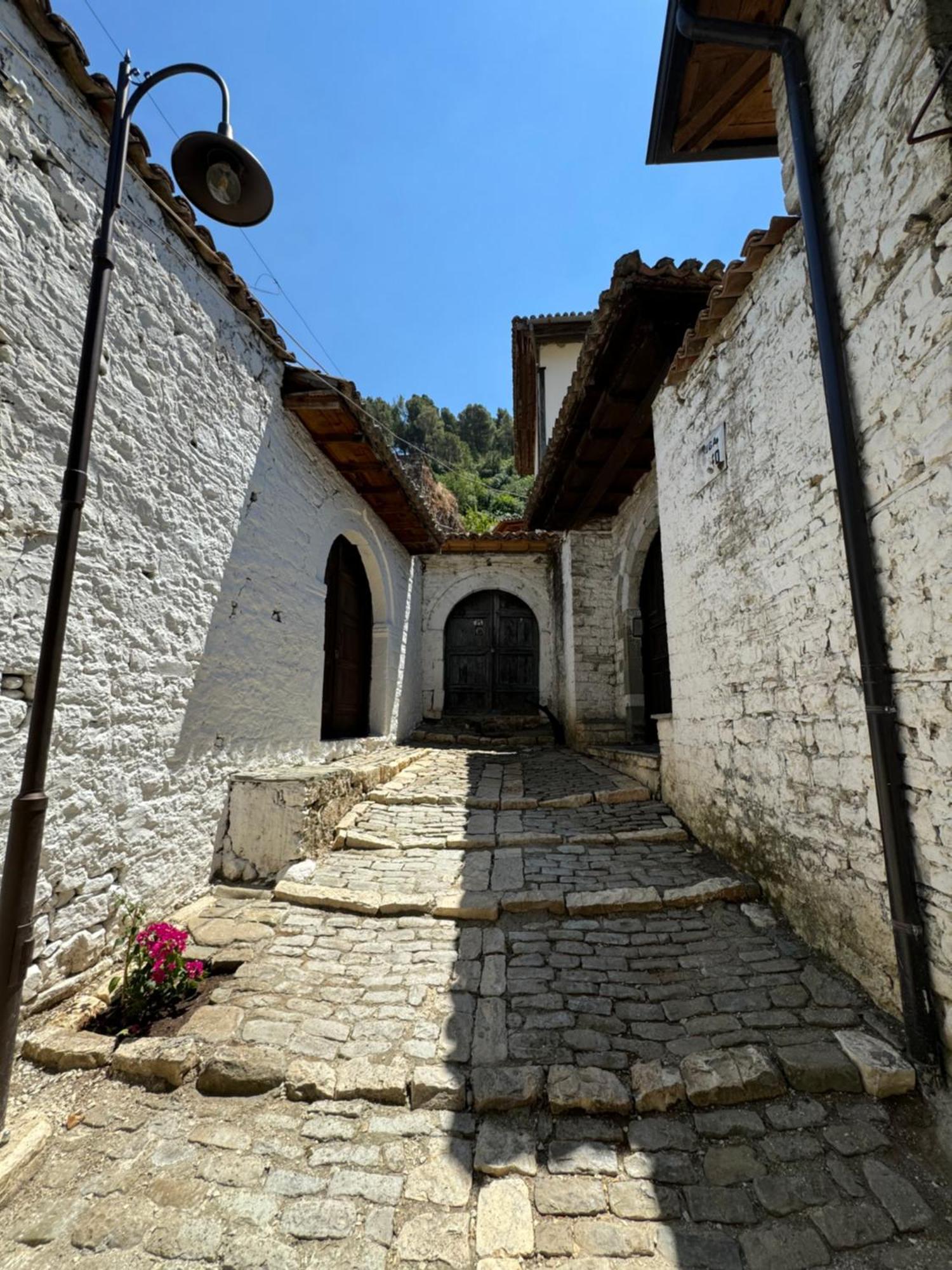 Meroli Guesthouse - Unesco Quarter Berat Esterno foto