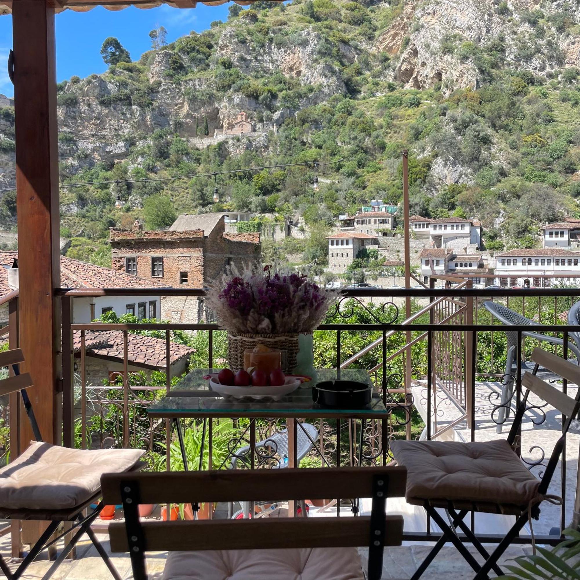 Meroli Guesthouse - Unesco Quarter Berat Esterno foto
